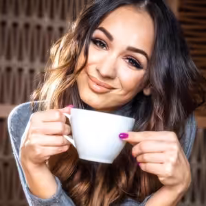 Hudobný rozhovor: Martina Comisso, o skladbe "Na nič sa nehraj"