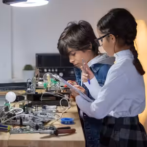 INESS do UCHA #9: Majú mať žiaci viac dobrodružstva pri obžinkoch alebo v JAVE?