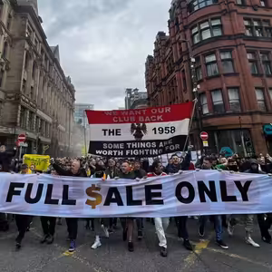 Koniec v Európskej lige vynahradil postup do finále FA Cupu, hnev voči Glazerovcom v MCR rastie