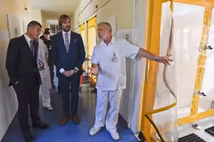 Přednosta Kliniky infekčních nemocí 3. LF UK prof. Jiří Beneš: V tuto chvíli ten hlavní nástup koronavirové infekce máme za sebou. U otevření základních škol bych ale byl opatrný.