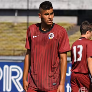 Fotbalista David Surmaj v Desetiminutovce Plus: Chci být první Rom v nejvyšší české fotbalové lize