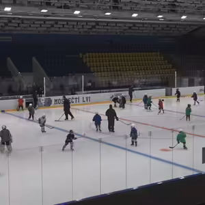 Více než stovka dětí tráví v Mostě část svých prázdnin na ledě.