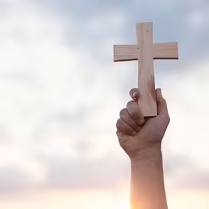 Žena osvobozená od závislosti na víně a nachází víru v Boha.