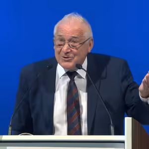 Josef Bajusz • Stíny se vrací