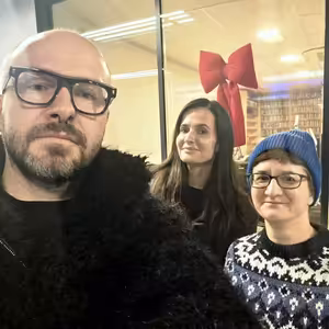 Odvážné palce 4/12/2025: Čarodějka: Druhá část, Neporazitelní, Sny o vlacích, Jay Kelly a další