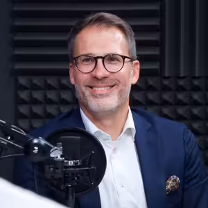 53: Tobias Sonndorfer (VIG Re): Decentralizace není chaos. Chaos je řídit globální firmu z jednoho stolu