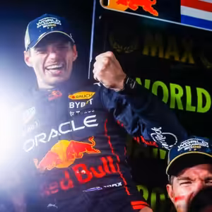 Pocta Verstappenovi a jaké bitvy se letos ještě povedou