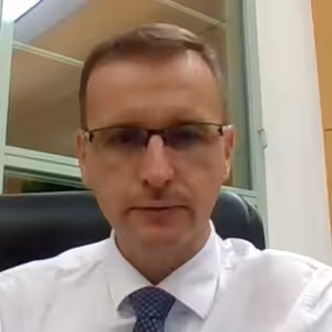 Musíme něco dělat, za dva týdny nemůžeme garantovat místo v nemocnici, omezujeme akce, říká hejtman Holiš