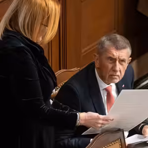Vláda chystá mladým lidem půdu pro to, aby se jednou nedoplatili na daních. Opozice řešení nenabízí