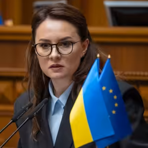 Nová ukrajinská premiérka je extrémně výkonná a má blízko k Zelenského lidem. Válku ale změna vlády neovlivní