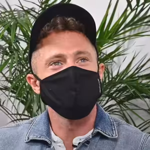 Plavíš sa a na brehu horí ľudské telo, vedľa toho stojí krava. India je šialená