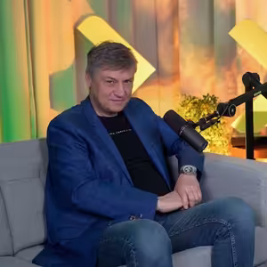 KDYŽ SPADLA SAMETOVÁ REVOLUCE, BAVILO MĚ PROGRAMOVÁNÍ. A VIDĚL JSEM DÍRU NA TRHU.