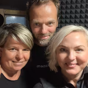 Lukáš Langmajer: Povoláním herec s duší tuláka.Miluje přírodu a tuhle lásku přetavil ve svůj domov, kterým jsou už pár let Brdy. Nově se s ním v Brdech můžeme toulat na místa, která jsou jeho srdcovka