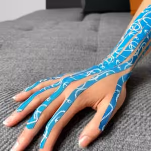 Na oteklé ruce a prsty pomůže lymfotejp