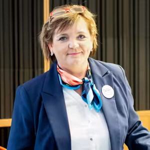 Iveta Lazorová - Praktické sestry nezaplátajú diery po chýbajúcich... (Braňo Závodský Naživo)