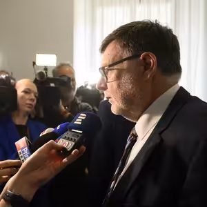 Češi by měli s vyššími daněmi kvůli obranným výdajům počítat bez ohledu na to, kdo bude ve vládě