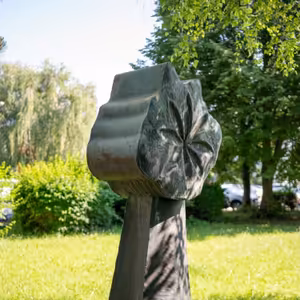 Oči dokorán pre sochu Kvet