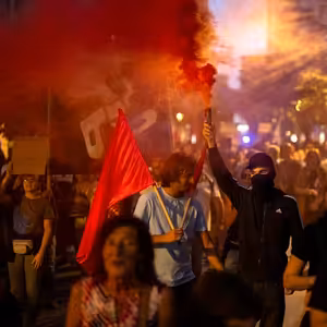 Španělsko a Francii zaplnily protesty. Doženou tamní vlády problémy s bydlením a ve školství?