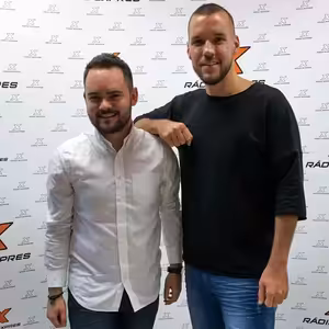 Čo majú spoločné Charlie Harper a naša politika?