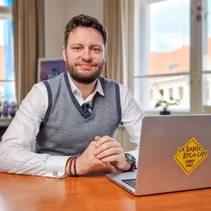 Antibabiš: jediná věc, kterou Pětikoalice umí. Hlubuček spojil Rakušana s Dozimetrem. | Čau Praho #76