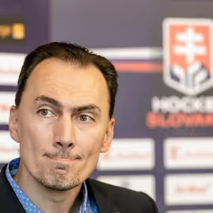 S MIROM ŠATANOM: O pomoci pre kluby, vracaní odznaku i znovuotvorení témy logo verzus štátny znak