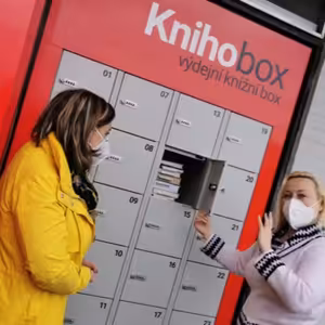 Knihovna v Mostě si vyrobila výdejní box na knížky