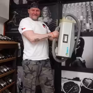 VYSAVAČ 084 - Adam Tahy