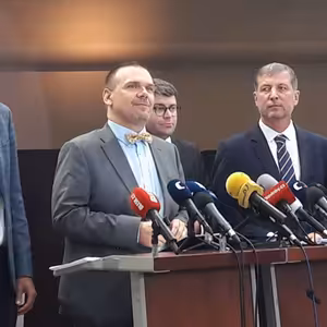 Vládní koalice lidem oznamuje, že mají platit vyšší poplatky za Českou televizi a Český rozhlas