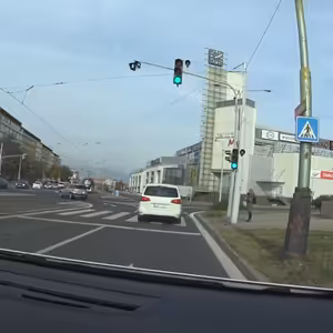 Náhlý nárůst počtu dopravních nehod na jedné z hlavních mosteckých křižovatek poblíž obchodního domu Central – povede k úpravě provozu semaforů ve městě.