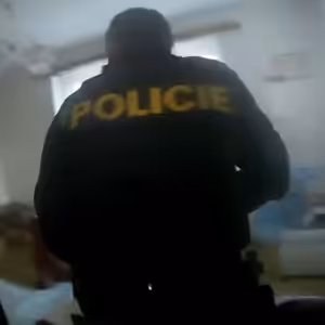 Vyvedli je dveřmi, vrátili se oknem