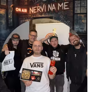 Rozhovor s kapelou Neřvi na mě