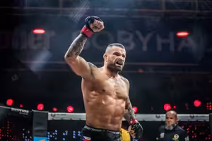 Soupeř se nechal odevzdaně uškrtit, říká bojovník MMA Karlos "Terminátor" Vémola. S ničím jiným než s výhrou prý nepočítal a dodává, že místo oslav trénuje na další zápas, který by se měl konat 30. prosince.