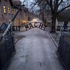 Proč lidé popírají holokaust? Aby ho nemuseli pochopit, varuje šéf židovského institutu v Polsku