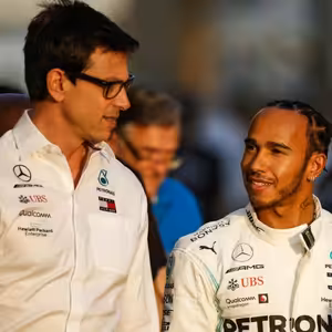 Bude Lewis Hamilton letos závodit? A na čem to záleží?