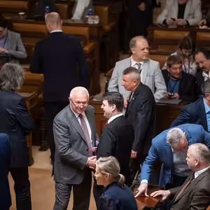 „Jste jako barbaři, kteří dobyli Řím.“ Sněmovna hrubne, trpělivost ztratil už i Benda