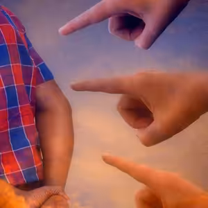 Česká společnost upadá – lidé se baví psaním urážlivých komentářů