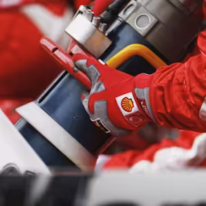 Palivá a mazivá v F1. Exkluzívna návšteva laboratória priamo na okruhu | EisKing TECH