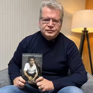 „Charlie Sheen? To je sex, drogy a šoubiznis,“ tvrdí o autobiografii herca Juraj Čurný