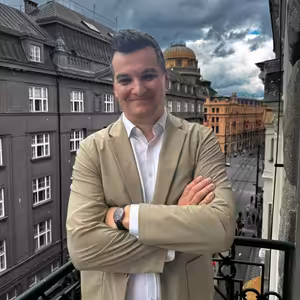 Pokud Babiš poletí do Číny a bude se tam klanět, doma proti sobě bude mít plná náměstí