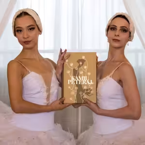 Zlatá kniha Kamila Peteraja. Unikátne dielo obsahom, vizuálnym prevedením aj darčekmi