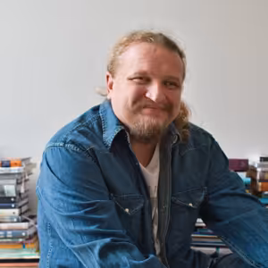 Textár Jozef Husovský: Každé mesto má kostol, milencov, kluby, ale nie každá pesnička sa stane hitom