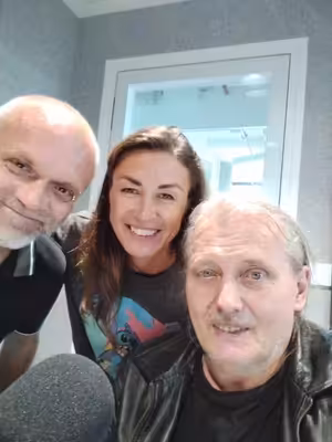 “Spouštěčem bývá krizová událost, kterou ten člověk nevyřeší správným způsobem, nebo řešení odkládá a tíživá situace se prohlubuje.” O bezdomovectví s Alešem Strnadem z pražské Naděje (a Lubomírem Hartmanem klientem organizace. )