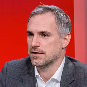 Kuloáry | Zdeněk Hřib (Piráti): Potřebujeme radikální změnu vzdělávání. Inspirací může být i Švýcarsko | 27. 11. 2024