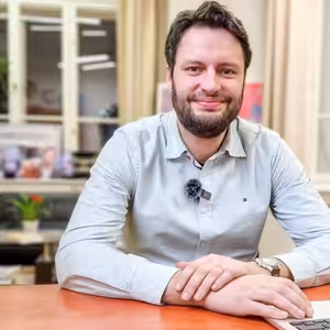 Fiala na cestách: Kolik stojí Nutella v Indii? Hnutí ANO mezitím bojuje za seniory. Čau Praho #66