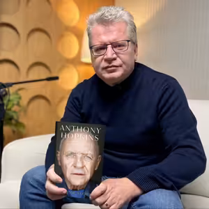 „Sir Anthony Hopkins je renesančný človek, fantastický herec,“ tvrdí o jeho životopise Juraj Čurný