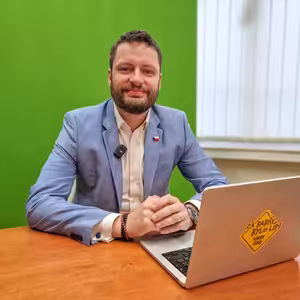 Potápějící se Piráty opouští členové. Straně jde o placená místa, říká zakladatel. | Čau Praho #125