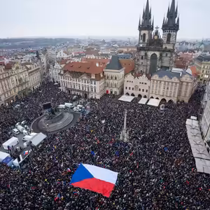 Kostolný, Tabery: Masové demonstrace nenechají chladným žádného politika. Macinku, Babiše ani Fica