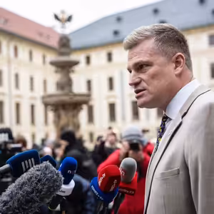 Babiš nad Turkem zlomil hůl, i tak může čestný prezident Motoristů ve funkci přežít