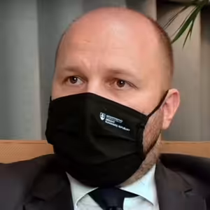 [Podcast s Romčom] Naď: Trolie farmy, špióni, kybernetické a hybridné hrozby. Slovensko sa pripravuje na nové útoky