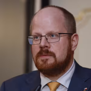 Eduard Hulicius: „Rodinné štěstí by nemělo padnout na oltář práci pro stát. I diplomaté musí myslet na rodinu.“